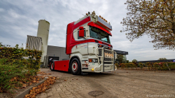 20251019-Tom-Holding-00054